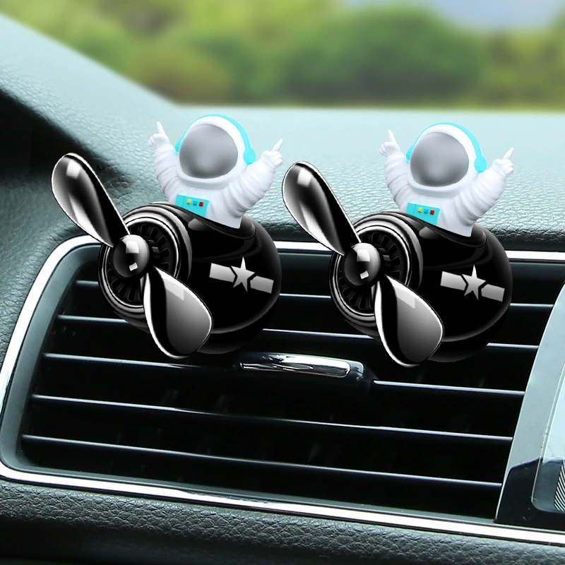 Car air vent clip with astronaut - shaped perfume holder, an air - conditioner - mounted decorative and fragrant accessory for cars